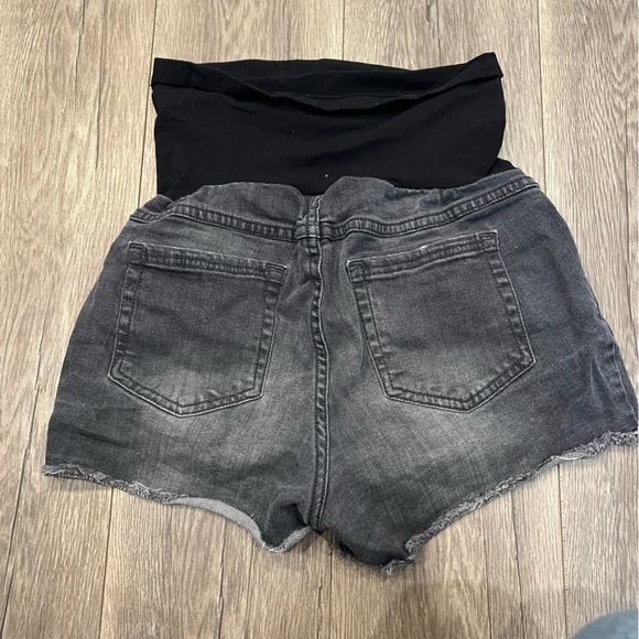 SOLD Bundle of Maternity Shorts - Picture 4 of 6